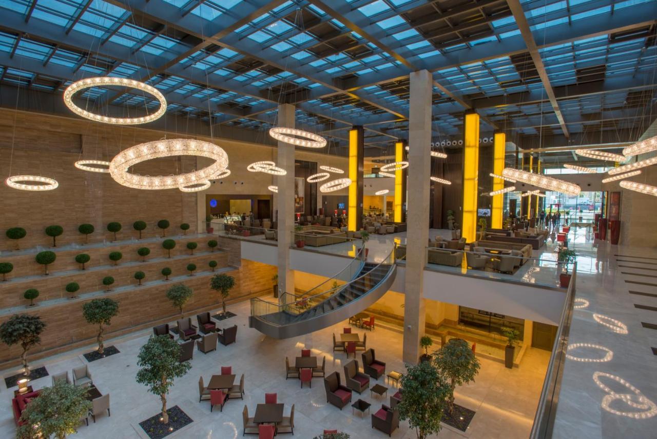 Crowne Plaza Riyadh - Rdc Hotel & Convention By Ihg Exterior foto The interior of the terminal
