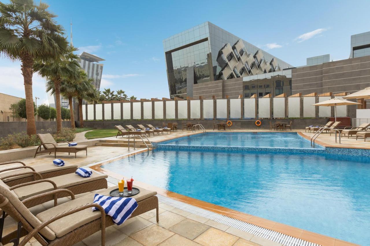 Crowne Plaza Riyadh - Rdc Hotel & Convention By Ihg Exterior foto The swimming pool at the hotel