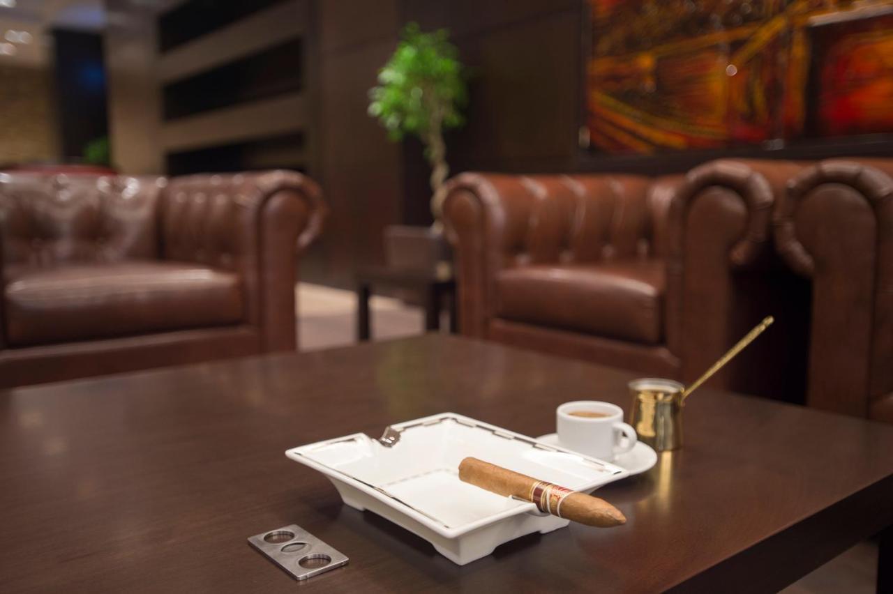 Crowne Plaza Riyadh - Rdc Hotel & Convention By Ihg Exterior foto A cigar ashtray