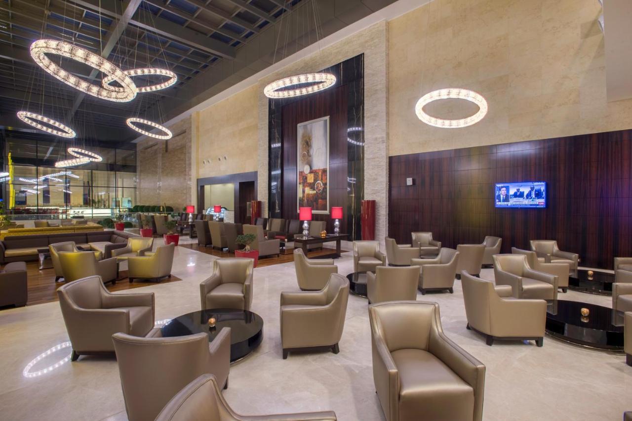 Crowne Plaza Riyadh - Rdc Hotel & Convention By Ihg Exterior foto Business Class lounge at the airport