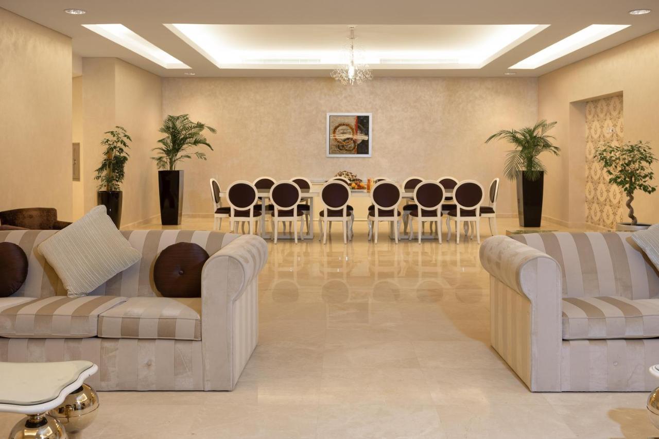 Crowne Plaza Riyadh - Rdc Hotel & Convention By Ihg Exterior foto The interior of the hotel