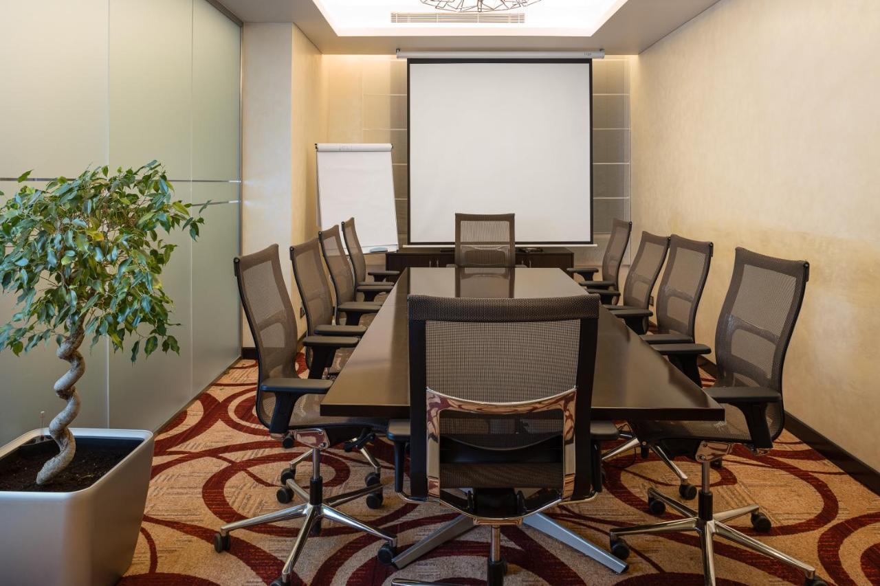 Crowne Plaza Riyadh - Rdc Hotel & Convention By Ihg Exterior foto A meeting room