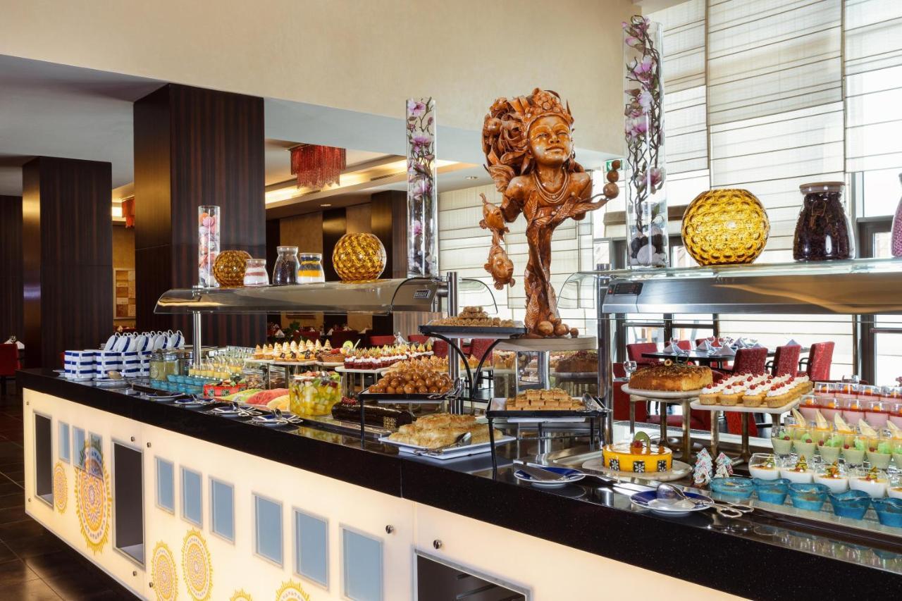 Crowne Plaza Riyadh - Rdc Hotel & Convention By Ihg Exterior foto A buffet at a hotel