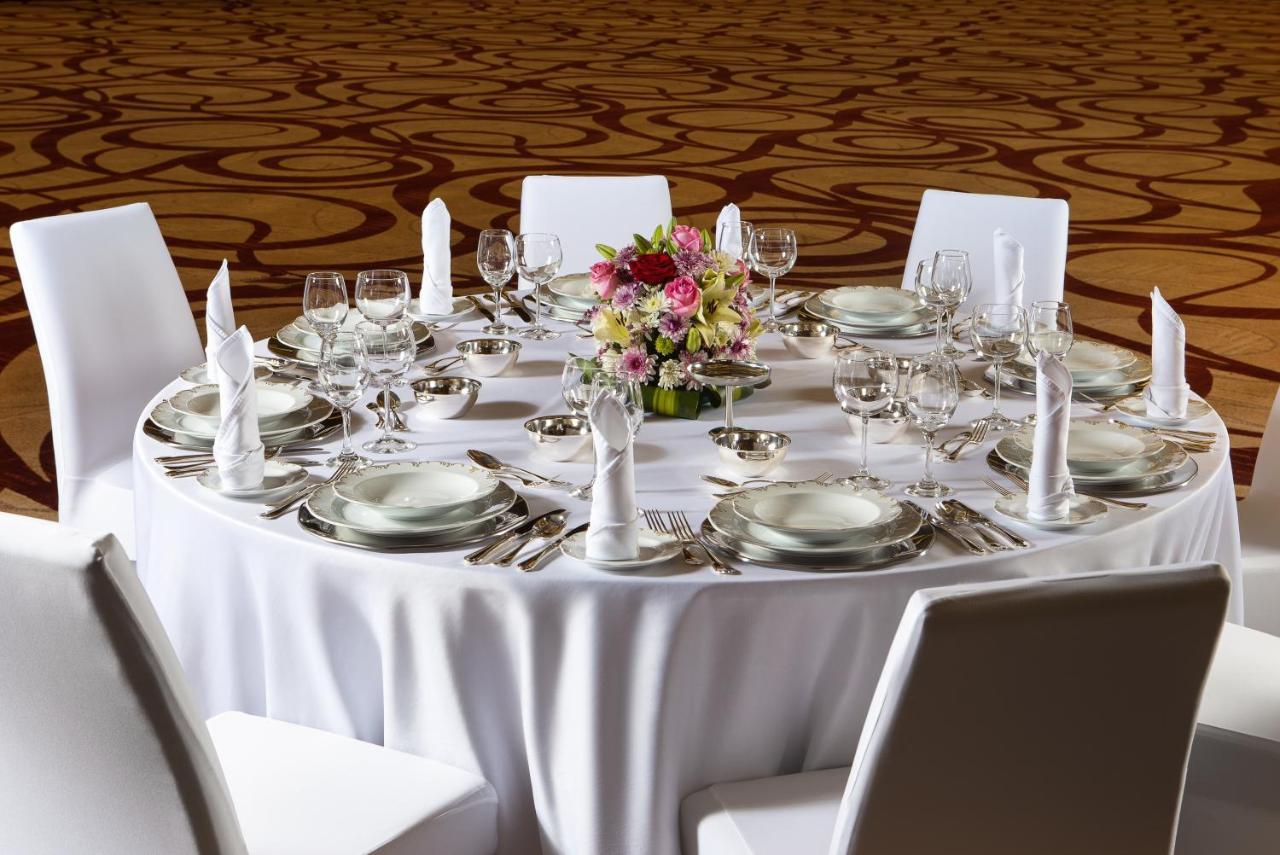 Crowne Plaza Riyadh - Rdc Hotel & Convention By Ihg Exterior foto A table set for a formal dinner