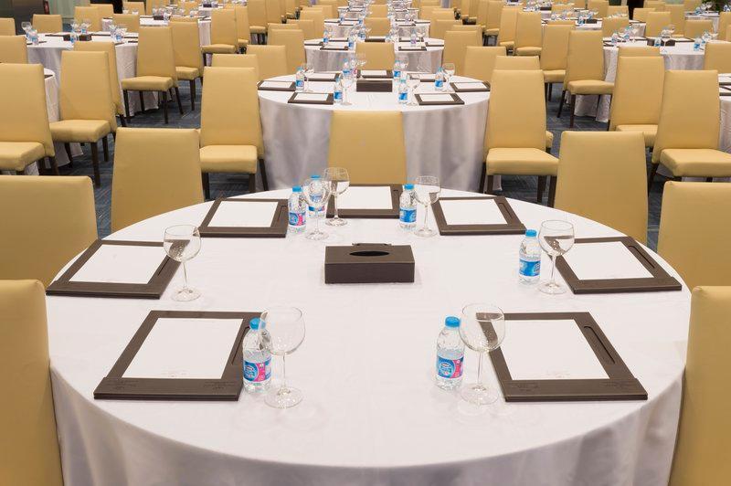 Crowne Plaza Riyadh - Rdc Hotel & Convention By Ihg Exterior foto A table set for a meeting